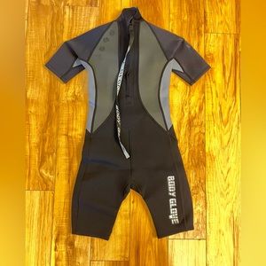Body Glove Size 8 Neoprene laminated with 100% Nylon. Good condition. Unisex.